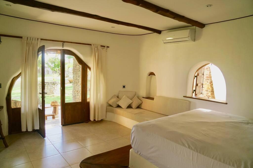 Beach-Front Sumbawa Surf House Lemonga Buitenkant foto