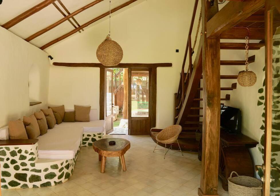 Beach-Front Sumbawa Surf House Lemonga Buitenkant foto