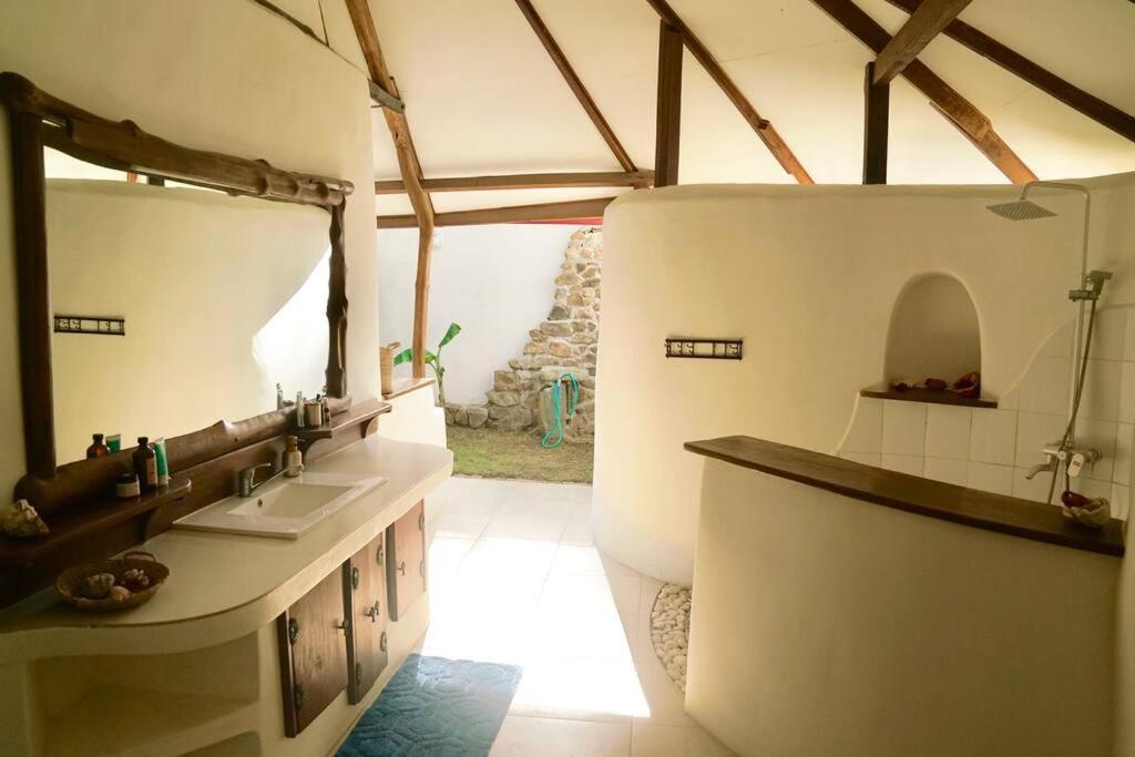 Beach-Front Sumbawa Surf House Lemonga Buitenkant foto