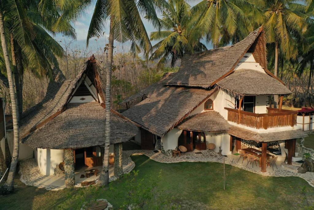 Beach-Front Sumbawa Surf House Lemonga Buitenkant foto